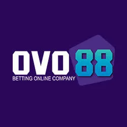 Screenshot OVO88 menunjukkan pengalaman menyenangkan bernyanyi dan berdansa.